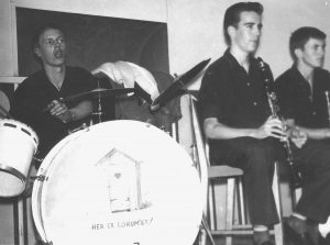 En af de første gang, Royal Garden Jazzband optræder i jazzklubben i Nykøbing Mors - antagelig i 1959 eller 60. Her er det det eneste tilbageværende medlem af orkestret i dag, Flemming Seiersen, på trommer.