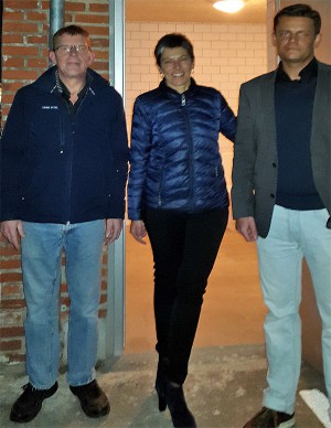 Fra åbningen af det nye, offentlige toilet ses fra venstre formanden for Ørsted Borger og Handelsstandsforening, Niels Erik Svensson, formanden for Ørsted Kro's venner, Tove Hjort Jensen og formanden for det kommunale teknik- og miljøudvalg, Jens Meilvang. Det nye toilet kan man til gengæld ikke se så meget af, men det må interesserede selv gå ind at se og bruge.