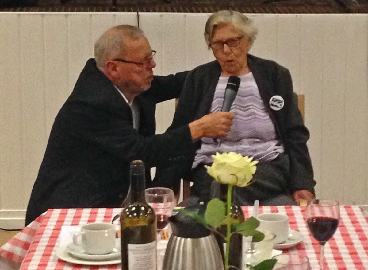 Den 86-årige Asta Guldbrandt bliver interviewet af Flemming Seiersen om, hvad hun husker fra den 4. maj 1945.