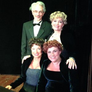 Swing Sisters på Ørsted Kro’s scene efter sidste nummer. Fra venstre, bagerst pianisten Bo Siggaard Andersen og Lise-Lotte Norup. Forrest fra venstre Kirsten Vaupel og Kirsten Siggaard.