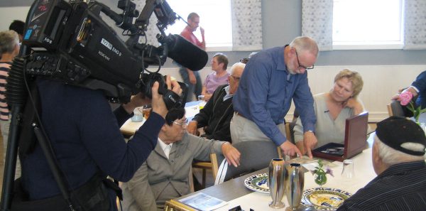Peter Tholstrup giver sin vurdering af en af de mange medbragte ting.