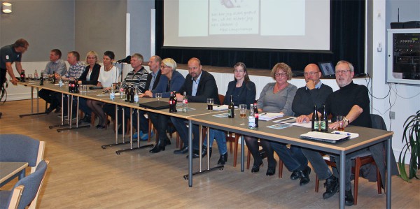 Bestyrelserne for Ørsted Kro A/S og Ørsted Kro's Venner: Fra højre Flemming Seiersen, Johnny Andersen, Krista Andreasen, Gitte Dahlerup, Torben Bach, Pia Kusk, Dag Kristiansen, dirigenten, Henning Hansen, Tove Hjort Jensen, Lone Hegnet, Peter Tvillum og revisoren, Kurt Telling Jørgensen.