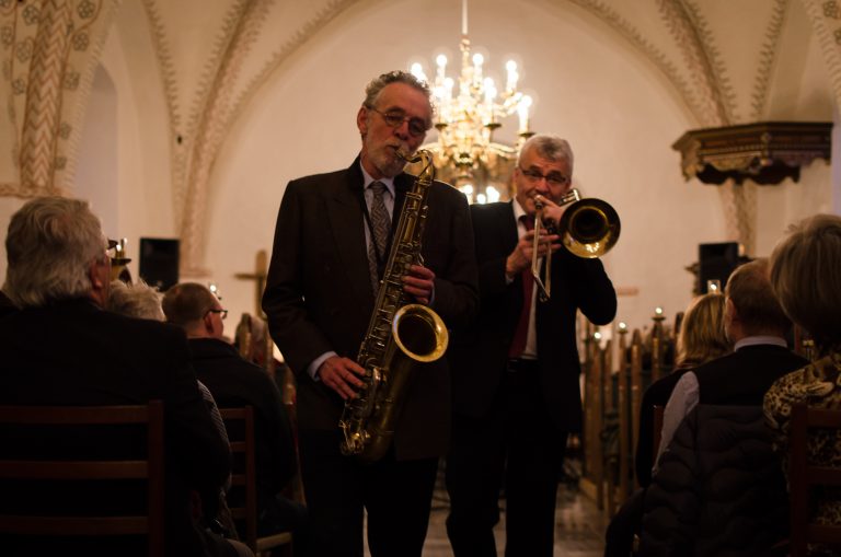 Stor musikalsk oplevelse – så de små hår rejste sig – i Ørsted Kirke og dejlig New Orleans-mad på kroen bagefter